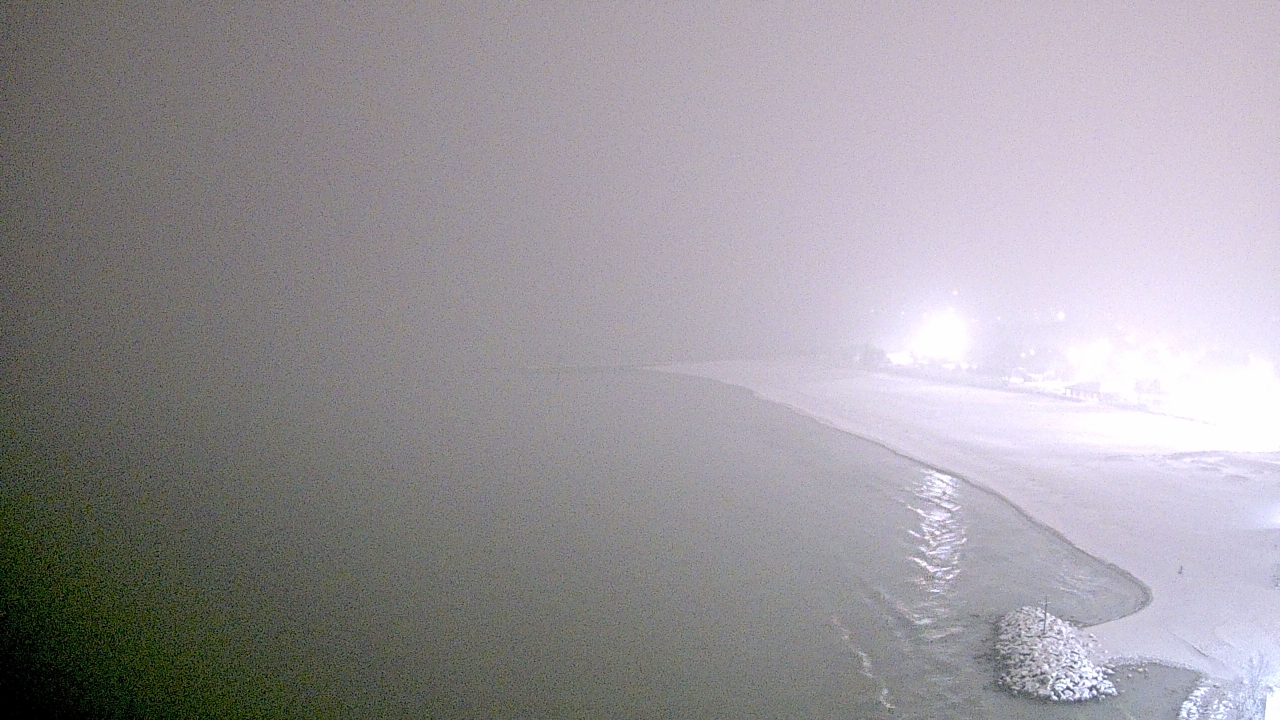 Thumbnail for current weather camera view from Edgewater Beach in Chicago, Illinois