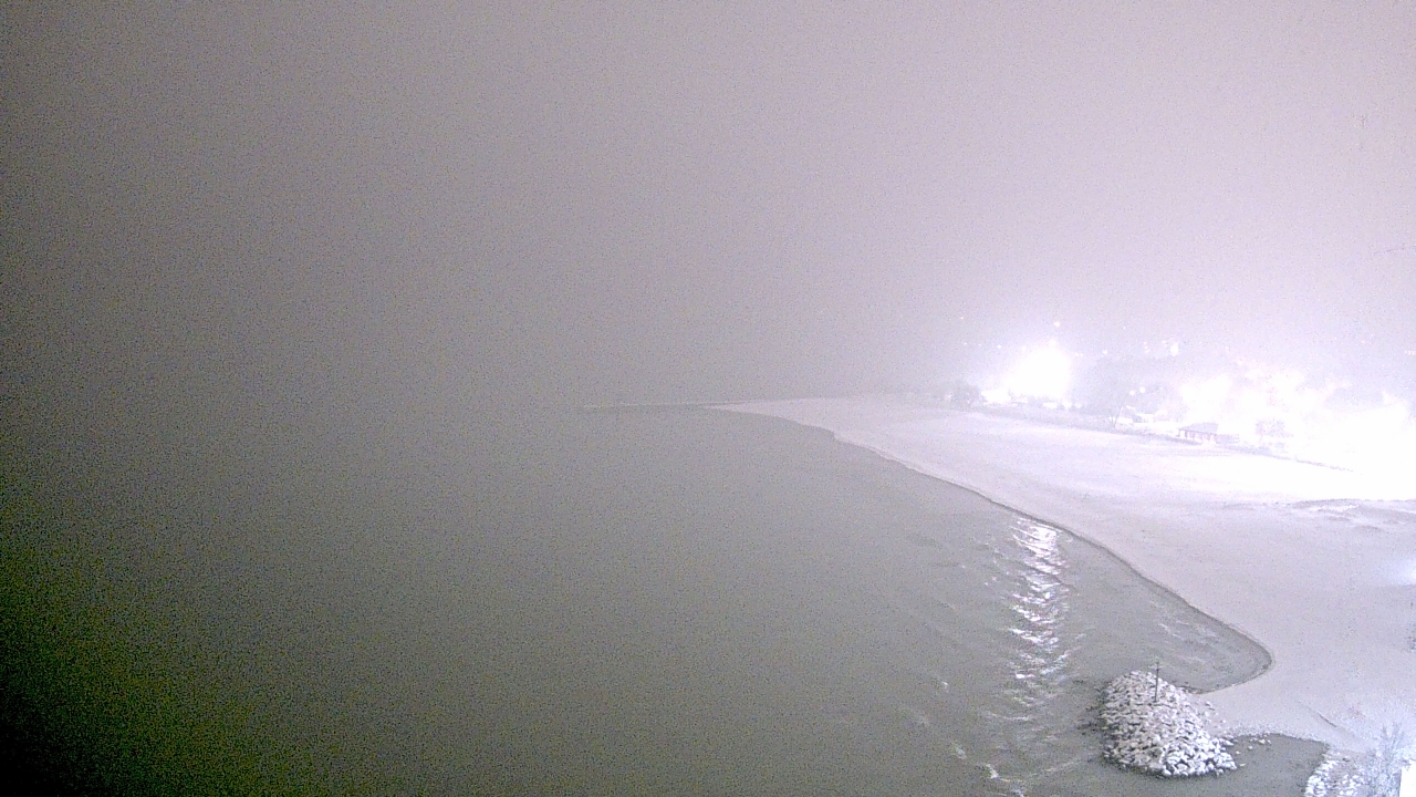 Thumbnail for current weather camera view from Edgewater Beach in Chicago, Illinois