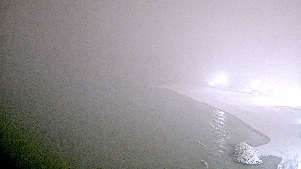 Thumbnail for current weather camera view from Edgewater Beach in Chicago, Illinois