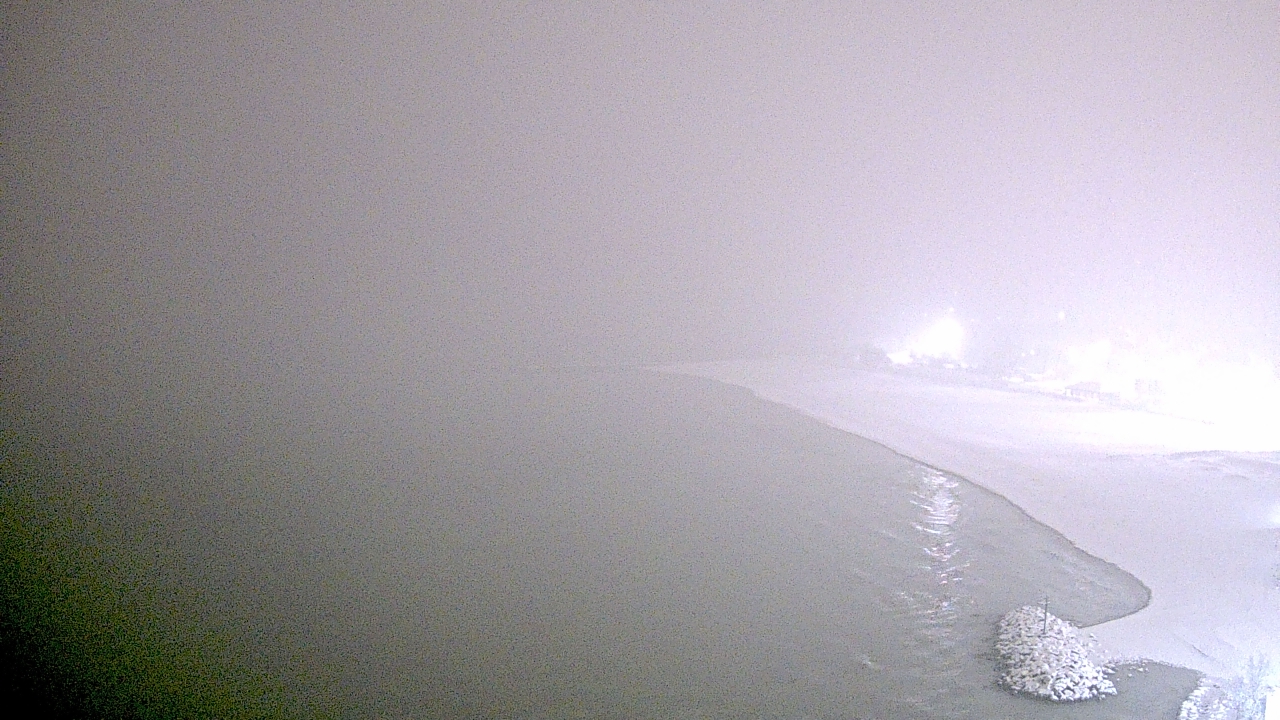 Thumbnail for current weather camera view from Edgewater Beach in Chicago, Illinois