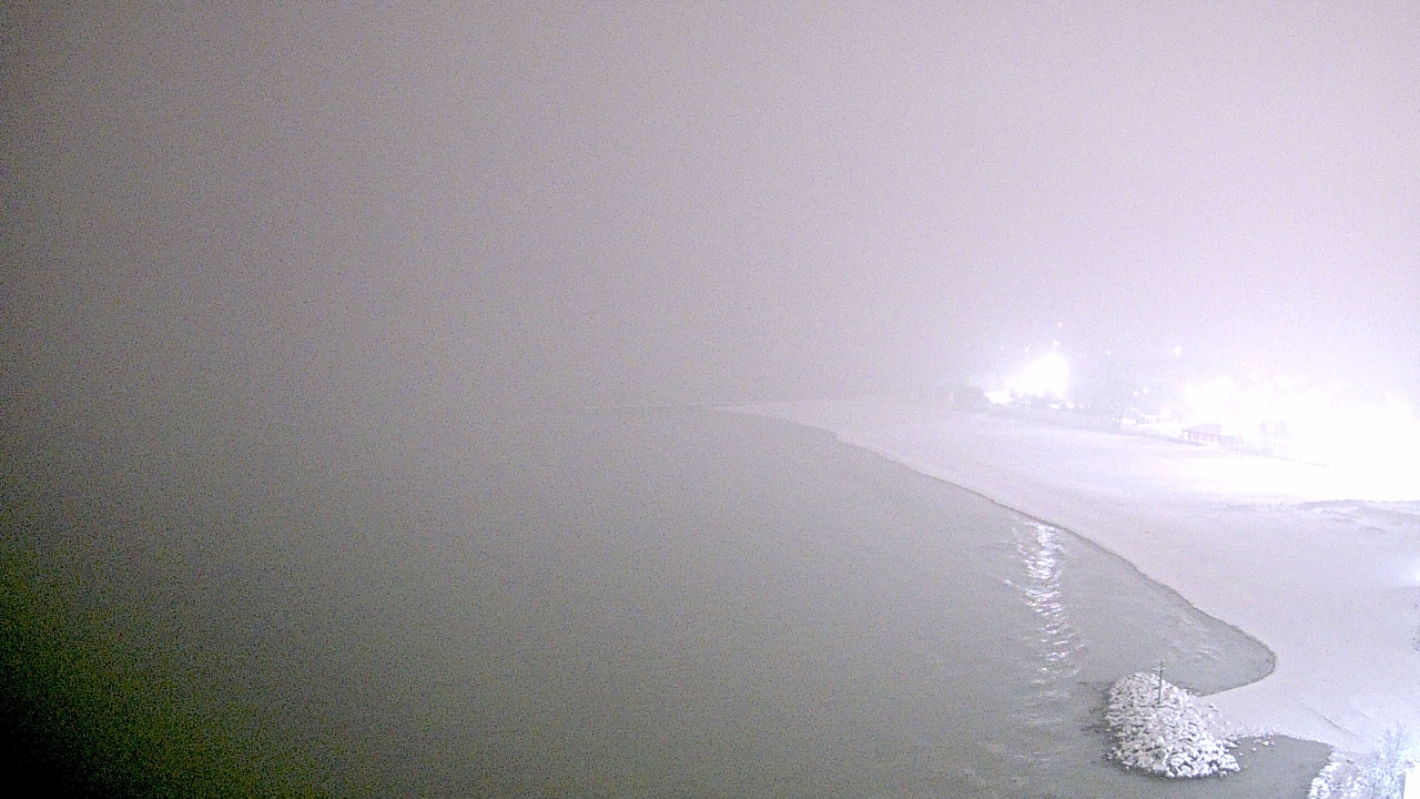 Thumbnail for current weather camera view from Edgewater Beach in Chicago, Illinois