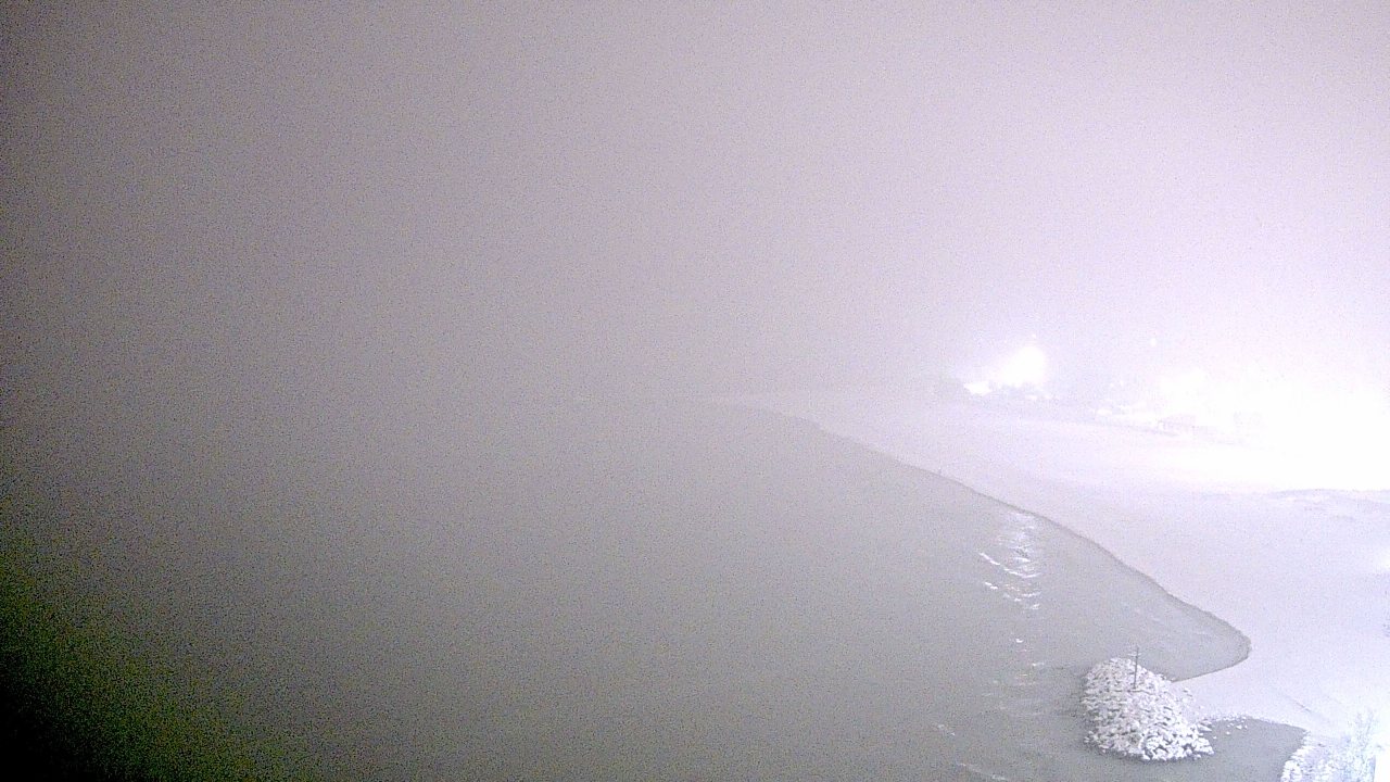 Thumbnail for current weather camera view from Edgewater Beach in Chicago, Illinois