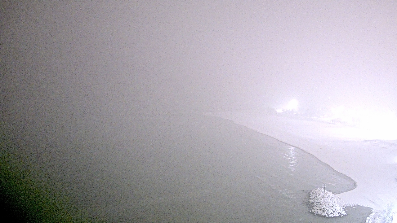 Thumbnail for current weather camera view from Edgewater Beach in Chicago, Illinois