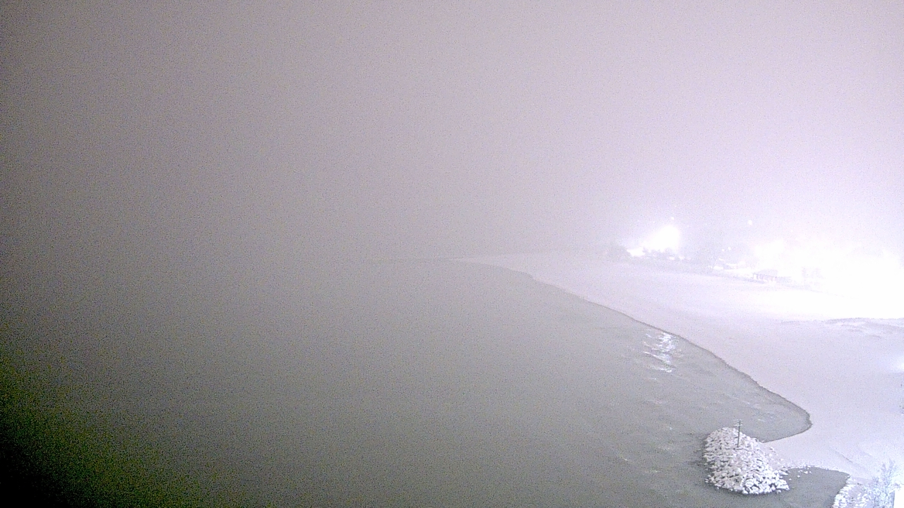 Thumbnail for current weather camera view from Edgewater Beach in Chicago, Illinois