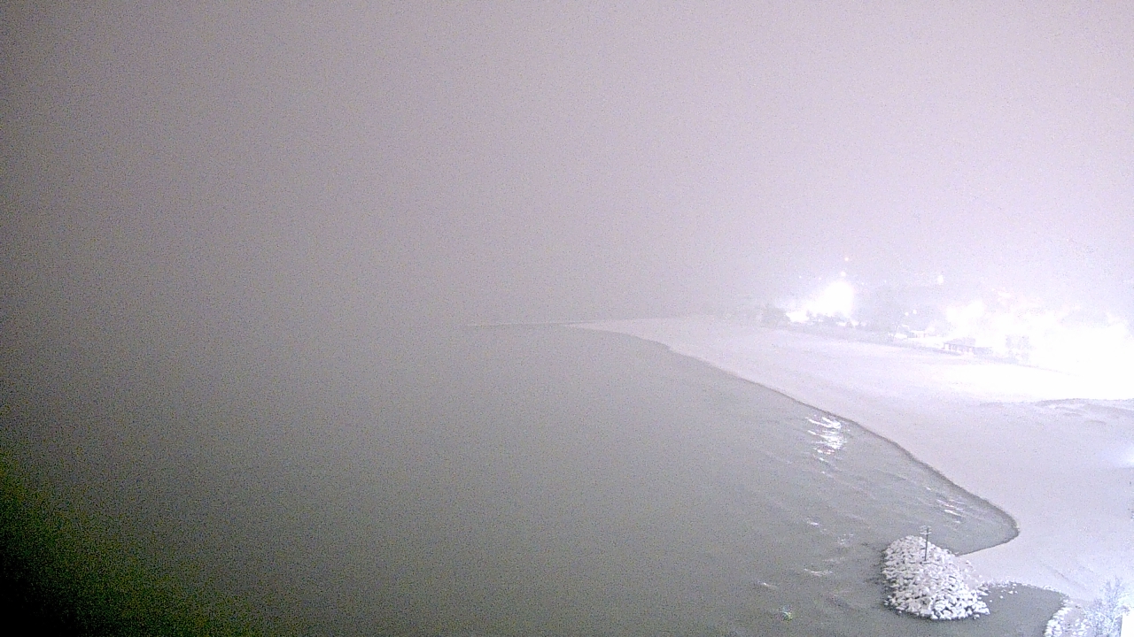 Thumbnail for current weather camera view from Edgewater Beach in Chicago, Illinois