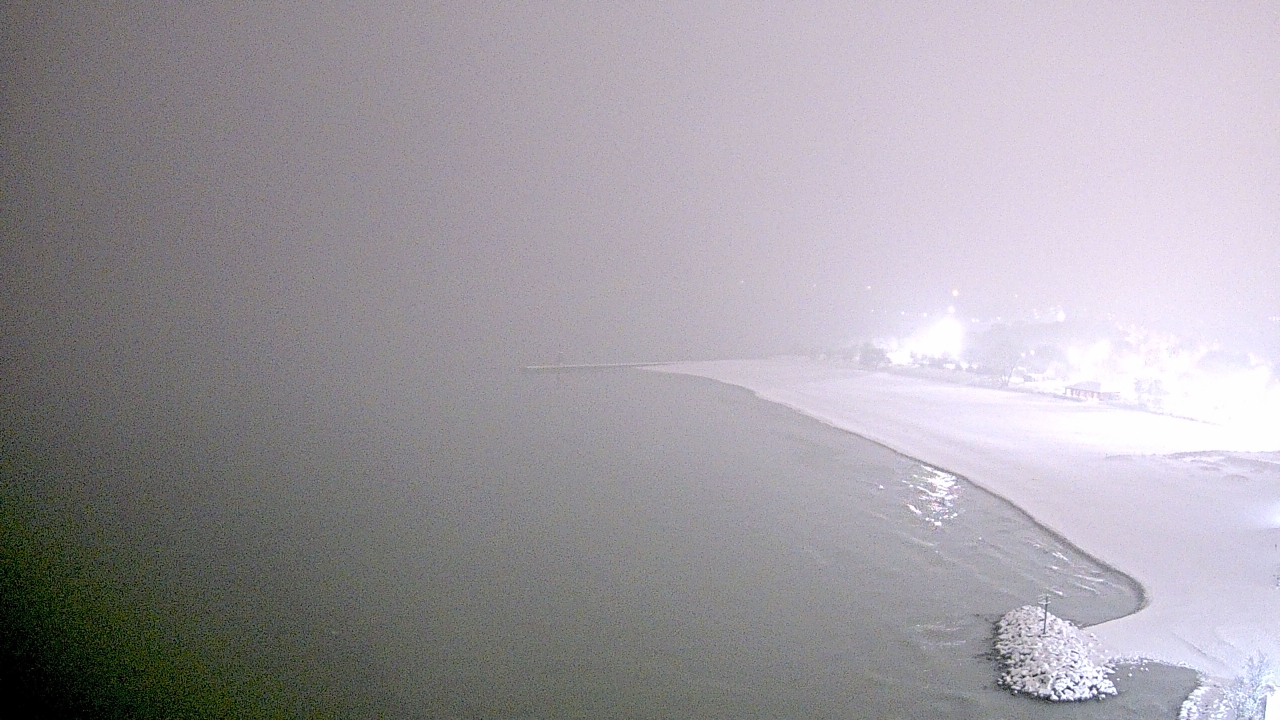 Thumbnail for current weather camera view from Edgewater Beach in Chicago, Illinois