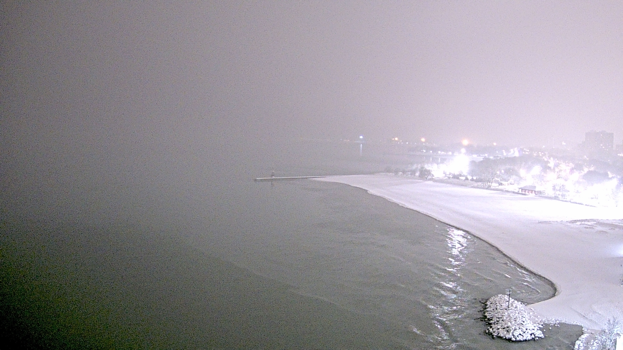 Thumbnail for current weather camera view from Edgewater Beach in Chicago, Illinois