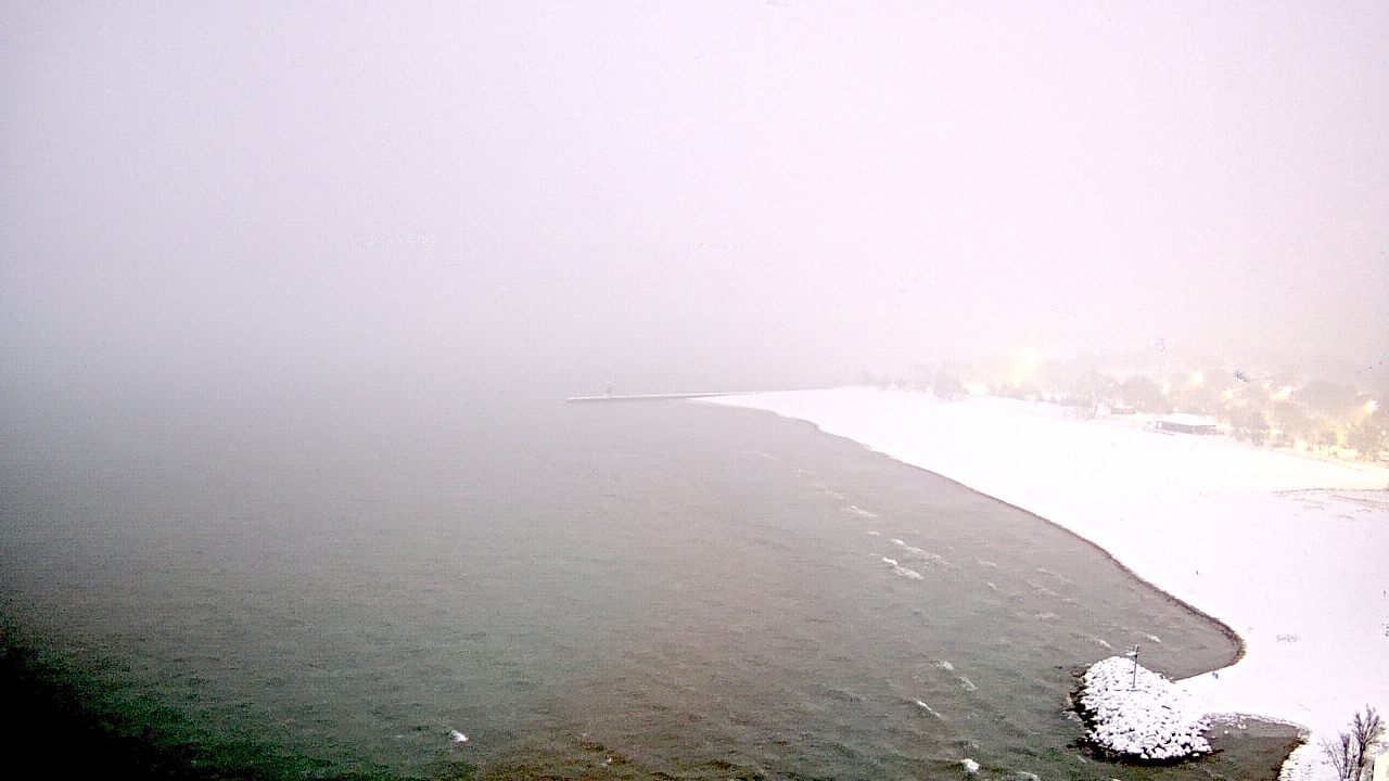 Thumbnail for current weather camera view from Edgewater Beach in Chicago, Illinois