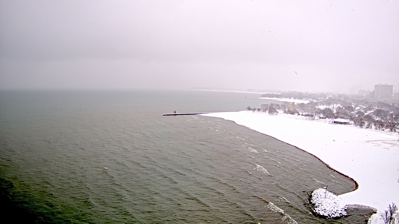 Thumbnail for current weather camera view from Edgewater Beach in Chicago, Illinois