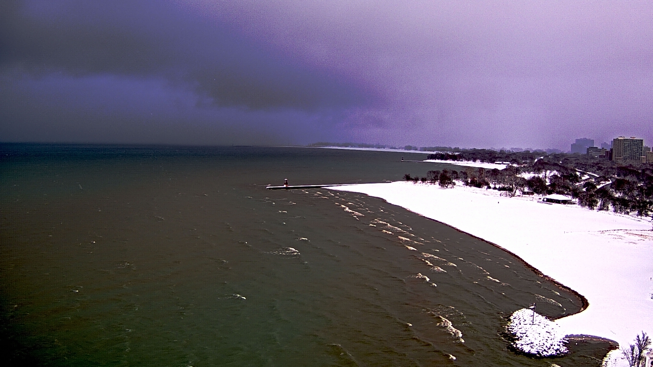 Thumbnail for current weather camera view from Edgewater Beach in Chicago, Illinois