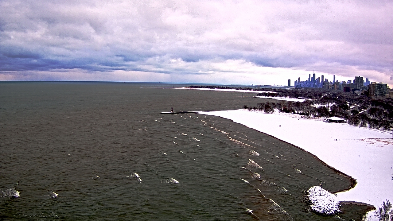 Thumbnail for current weather camera view from Edgewater Beach in Chicago, Illinois
