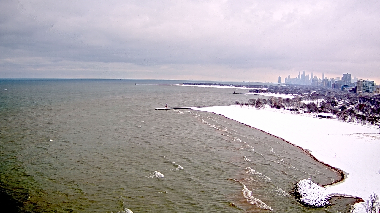 Thumbnail for current weather camera view from Edgewater Beach in Chicago, Illinois