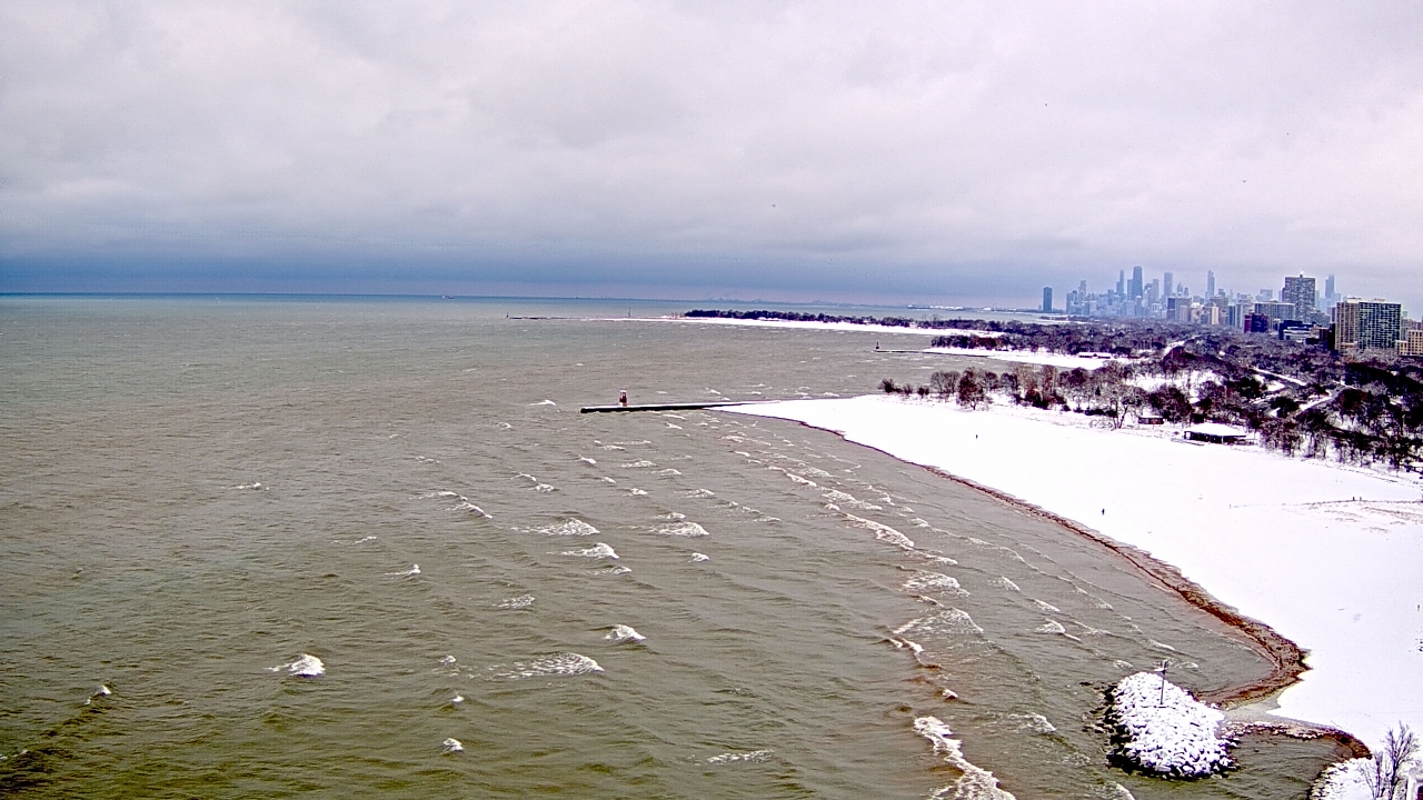 Thumbnail for current weather camera view from Edgewater Beach in Chicago, Illinois