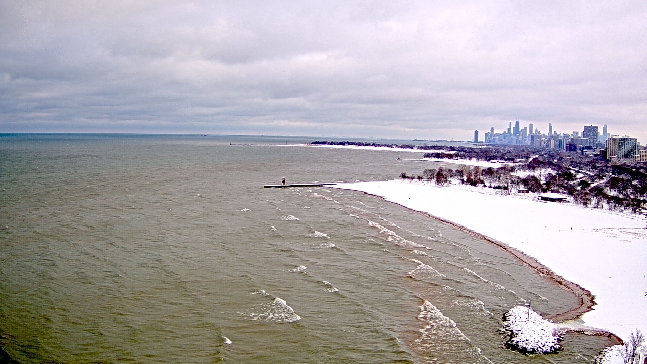 Thumbnail for current weather camera view from Edgewater Beach in Chicago, Illinois