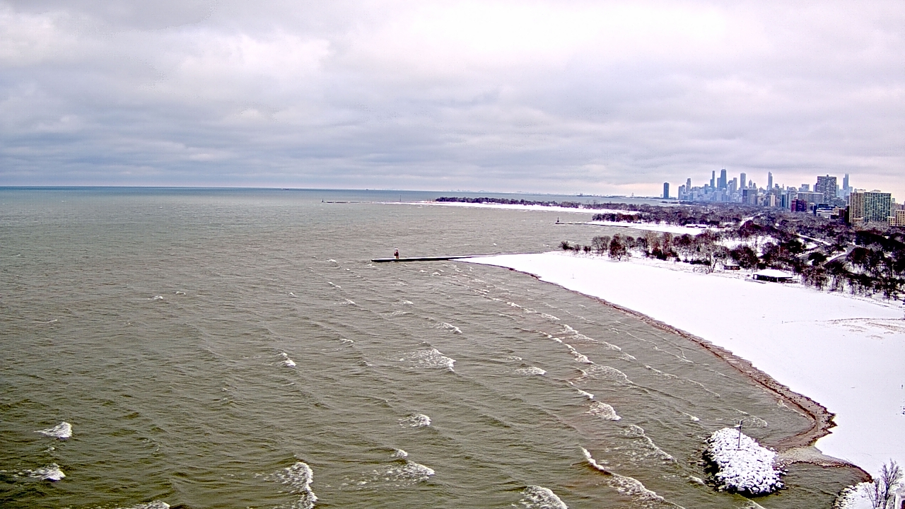 Thumbnail for current weather camera view from Edgewater Beach in Chicago, Illinois