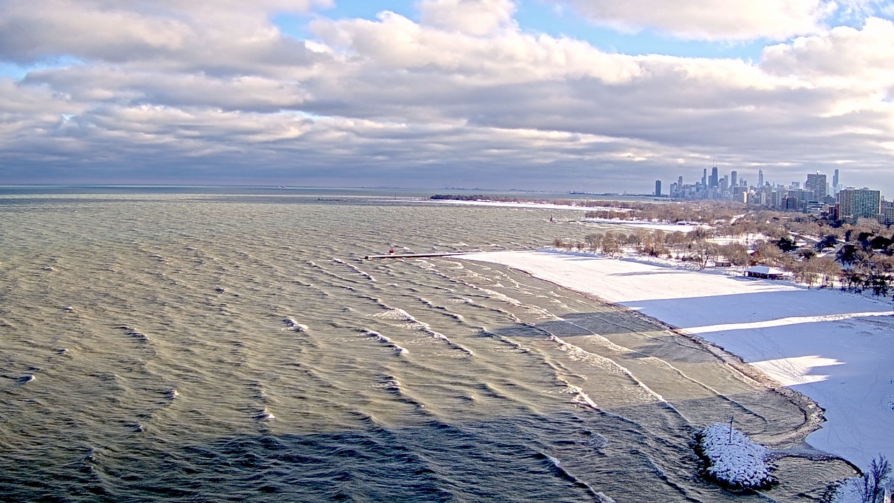 Thumbnail for current weather camera view from Edgewater Beach in Chicago, Illinois
