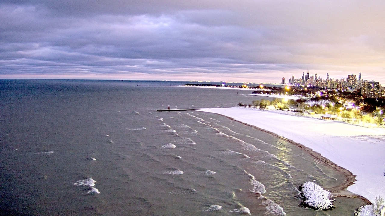 Thumbnail for current weather camera view from Edgewater Beach in Chicago, Illinois
