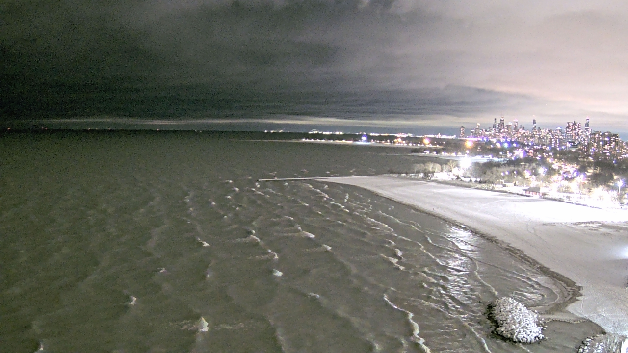 Thumbnail for current weather camera view from Edgewater Beach in Chicago, Illinois