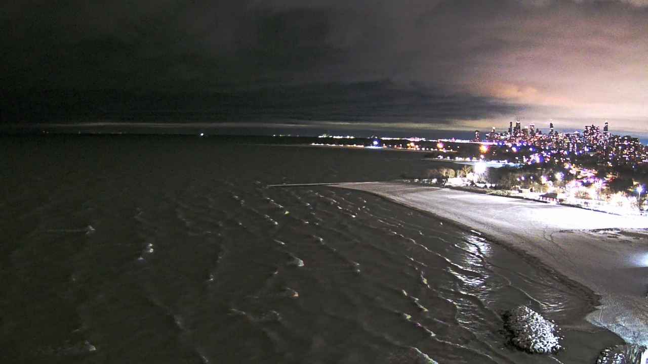 Thumbnail for current weather camera view from Edgewater Beach in Chicago, Illinois