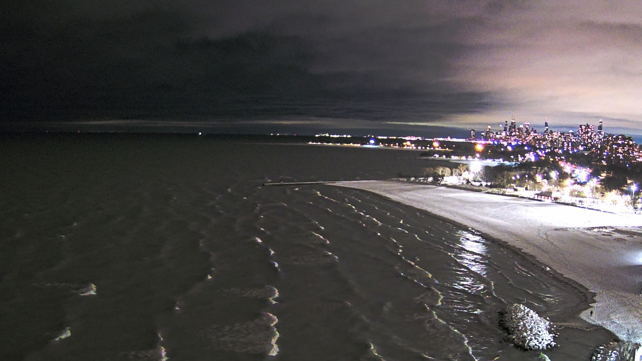Thumbnail for current weather camera view from Edgewater Beach in Chicago, Illinois