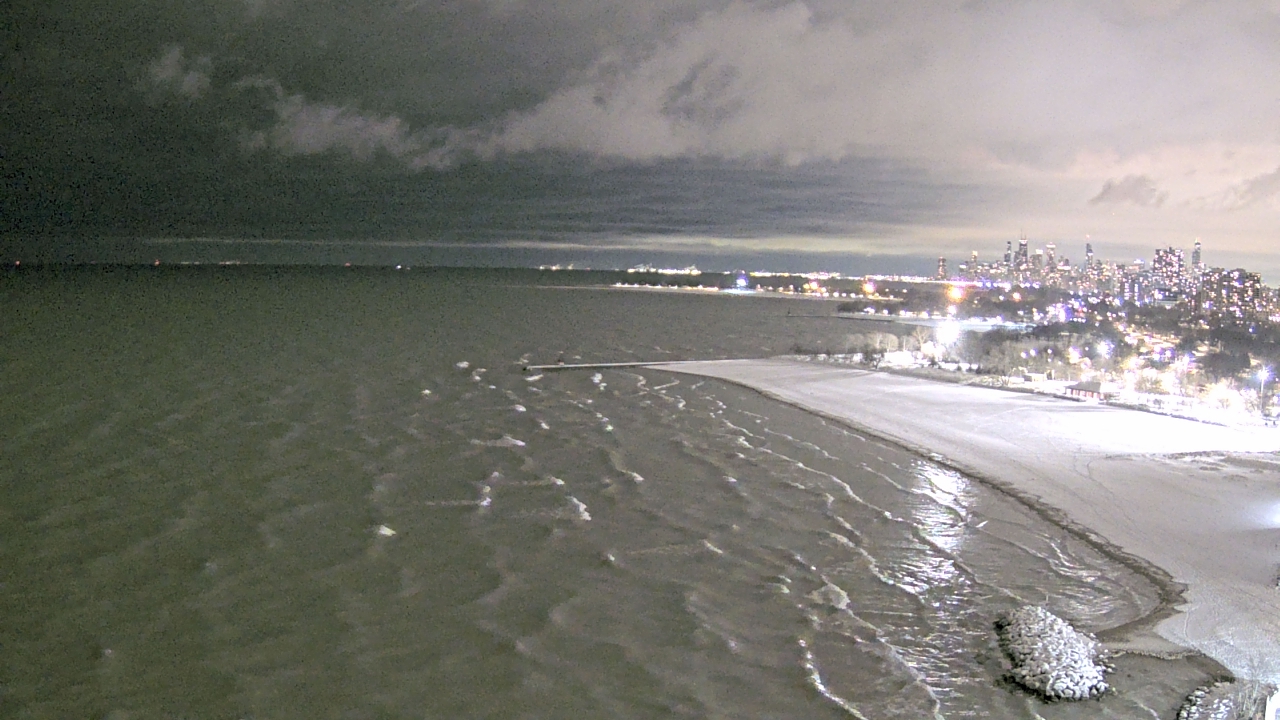 Thumbnail for current weather camera view from Edgewater Beach in Chicago, Illinois
