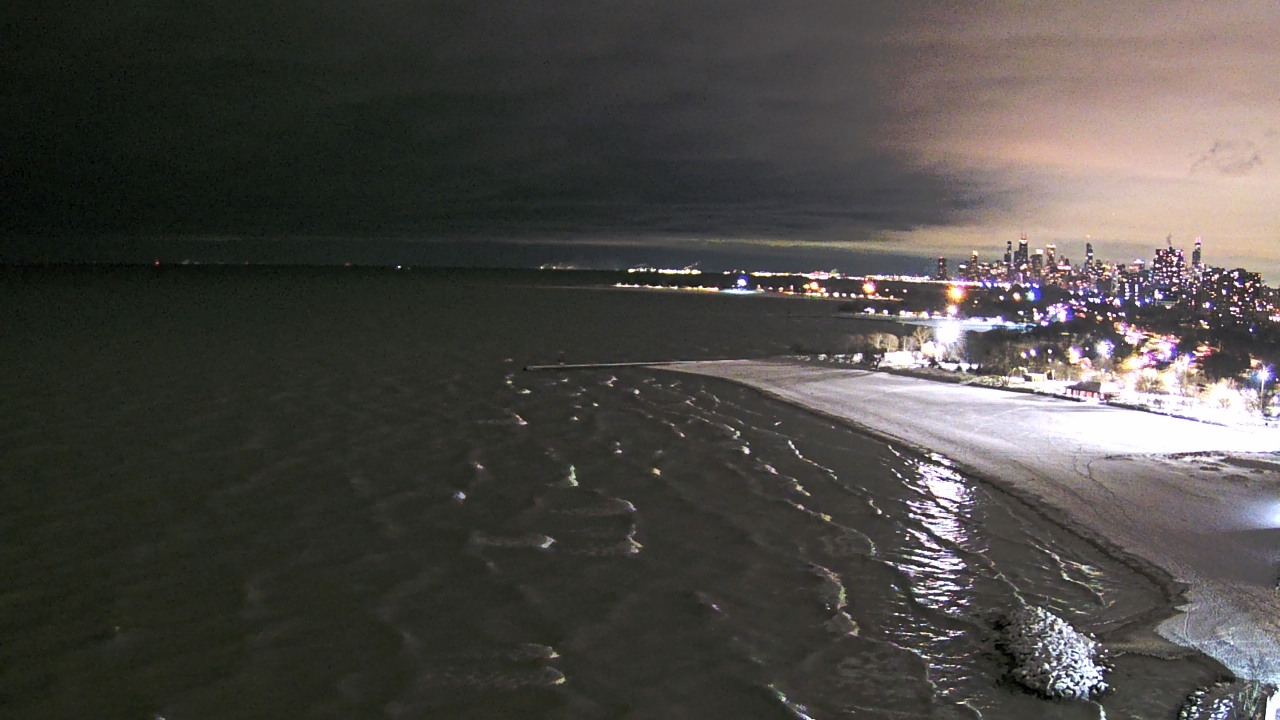 Thumbnail for current weather camera view from Edgewater Beach in Chicago, Illinois