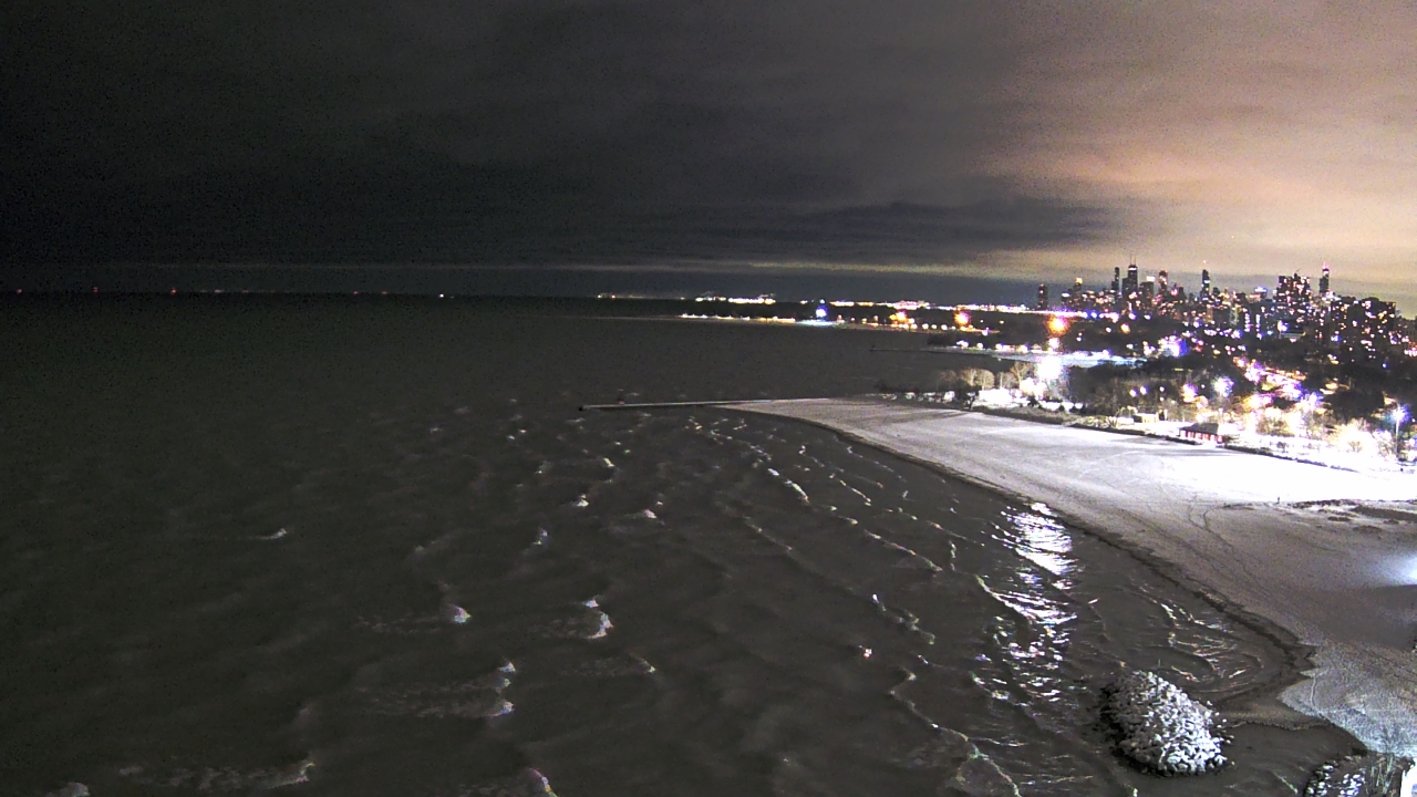 Thumbnail for current weather camera view from Edgewater Beach in Chicago, Illinois
