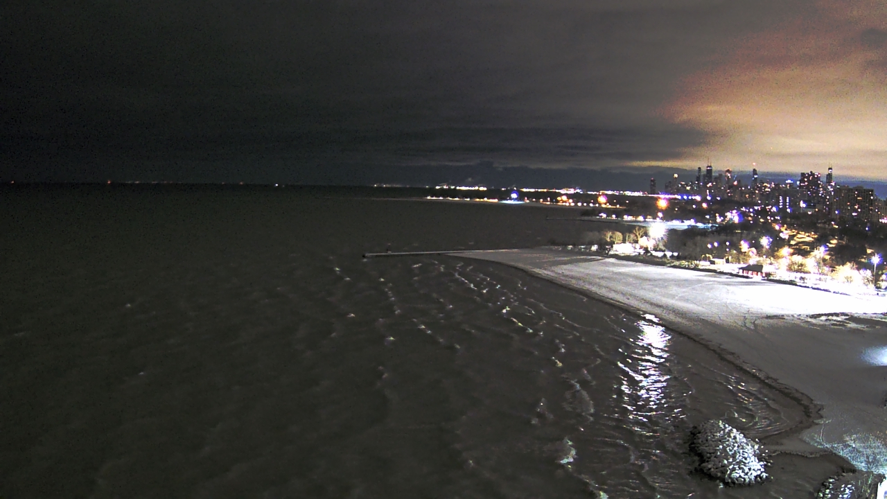 Thumbnail for current weather camera view from Edgewater Beach in Chicago, Illinois