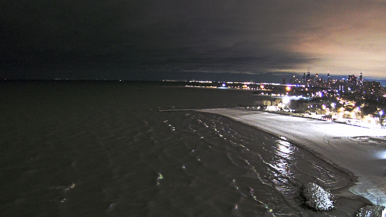Thumbnail for current weather camera view from Edgewater Beach in Chicago, Illinois
