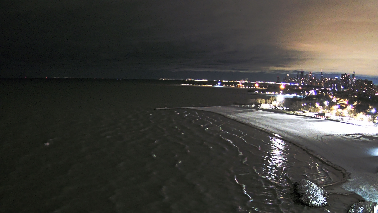 Thumbnail for current weather camera view from Edgewater Beach in Chicago, Illinois