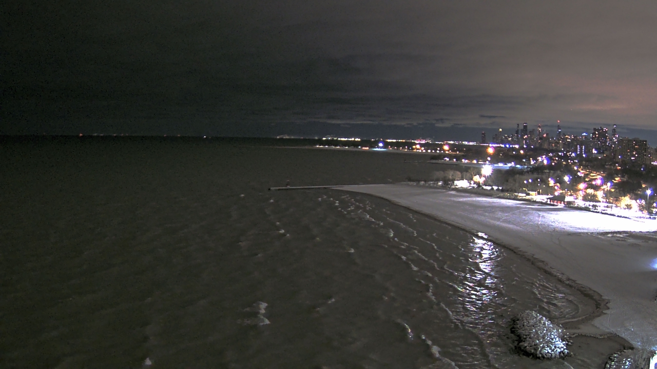 Thumbnail for current weather camera view from Edgewater Beach in Chicago, Illinois