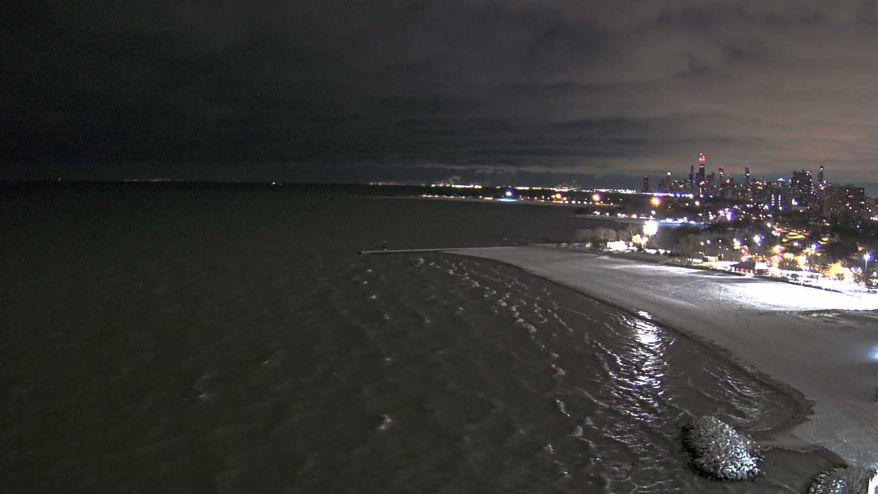 Thumbnail for current weather camera view from Edgewater Beach in Chicago, Illinois