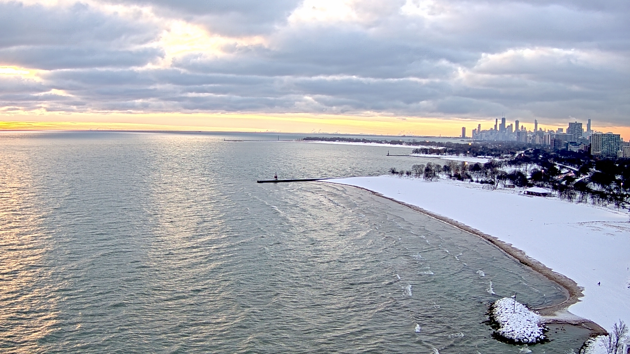 Thumbnail for current weather camera view from Edgewater Beach in Chicago, Illinois