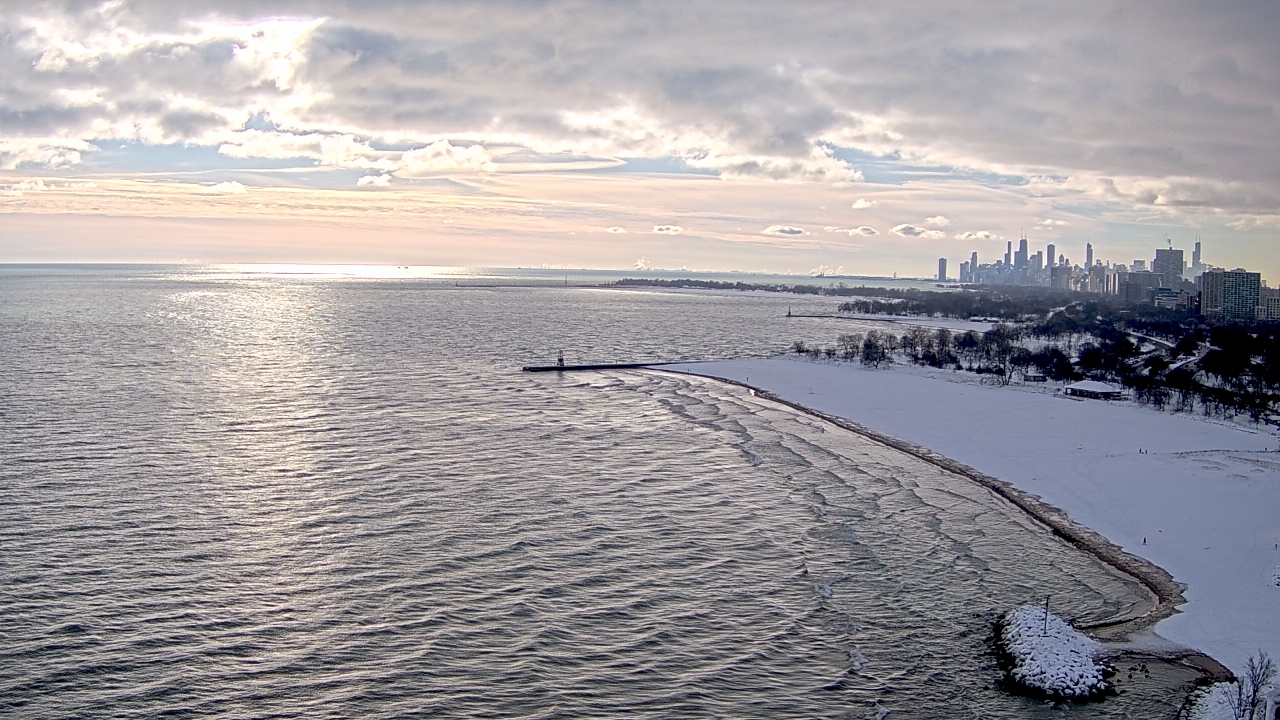 Thumbnail for current weather camera view from Edgewater Beach in Chicago, Illinois