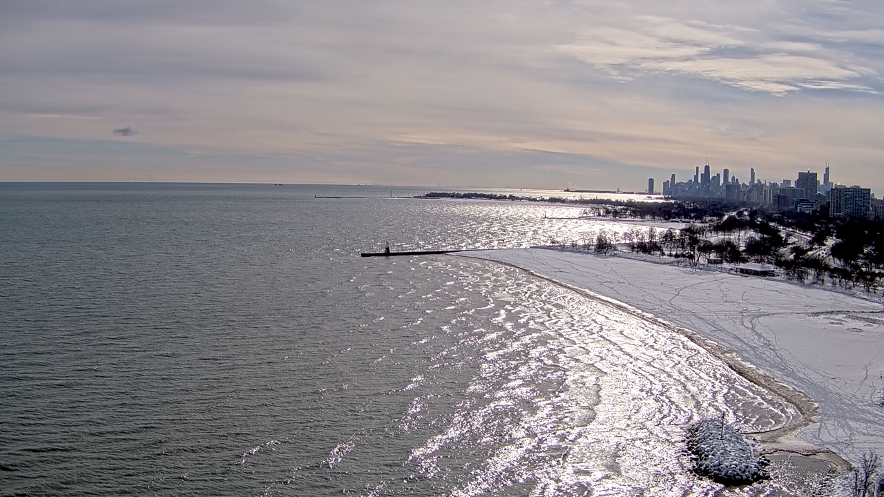 Thumbnail for current weather camera view from Edgewater Beach in Chicago, Illinois