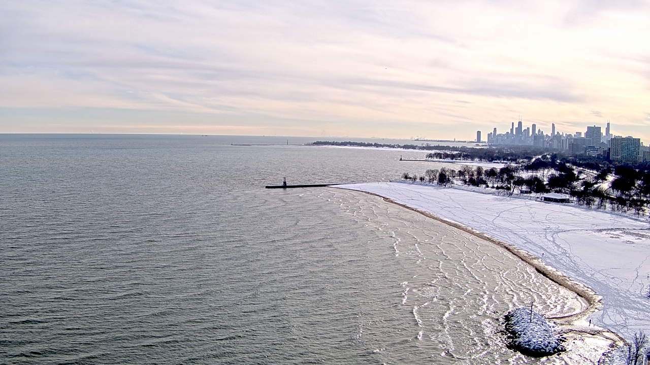 Thumbnail for current weather camera view from Edgewater Beach in Chicago, Illinois