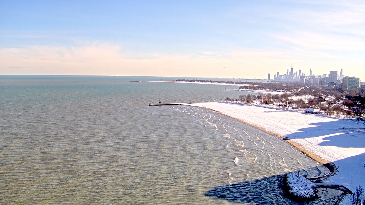Thumbnail for current weather camera view from Edgewater Beach in Chicago, Illinois