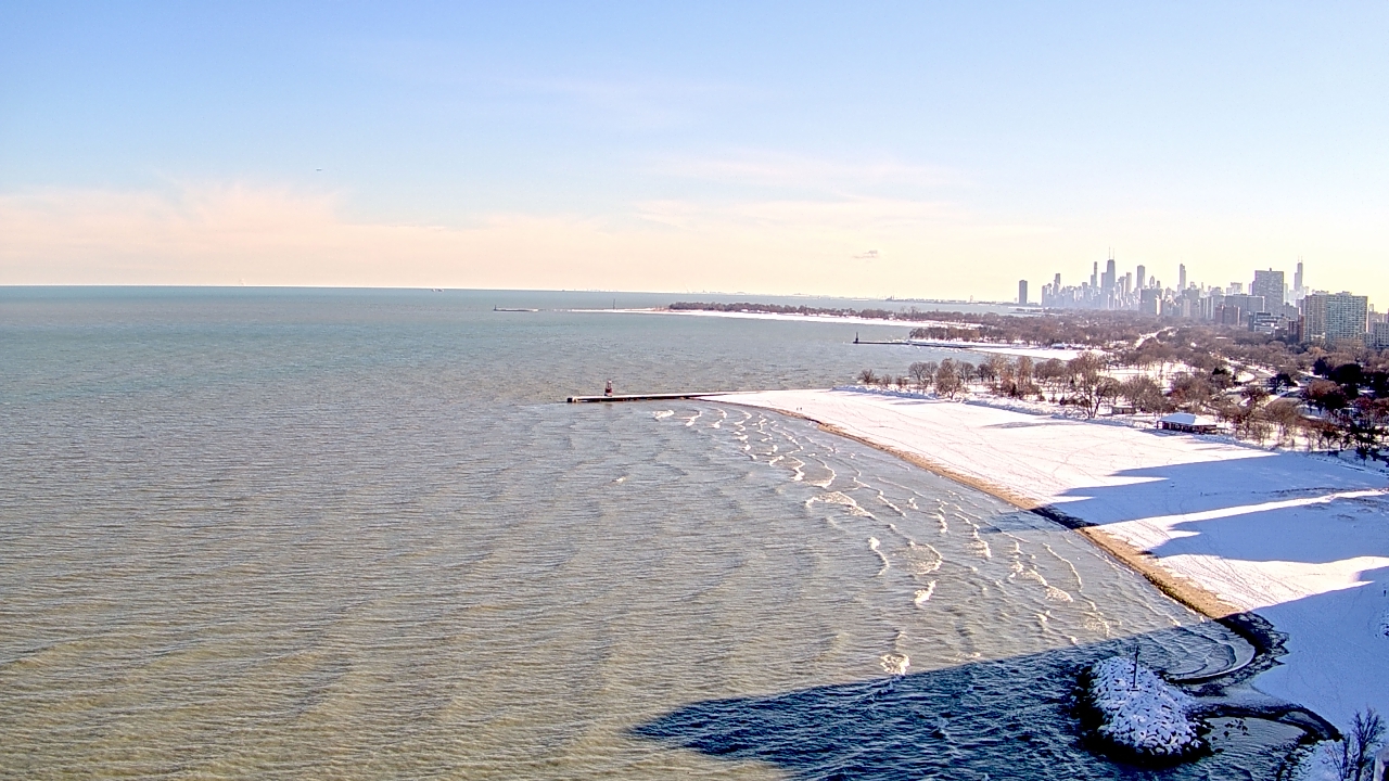 Thumbnail for current weather camera view from Edgewater Beach in Chicago, Illinois