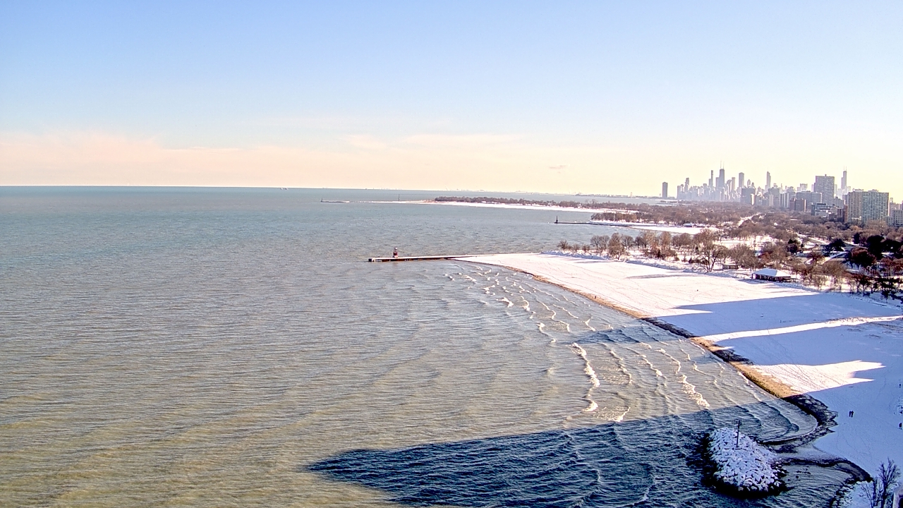 Thumbnail for current weather camera view from Edgewater Beach in Chicago, Illinois