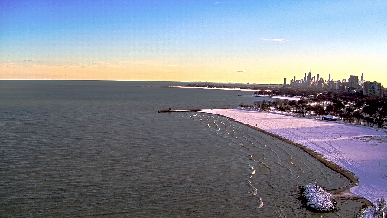 Thumbnail for current weather camera view from Edgewater Beach in Chicago, Illinois