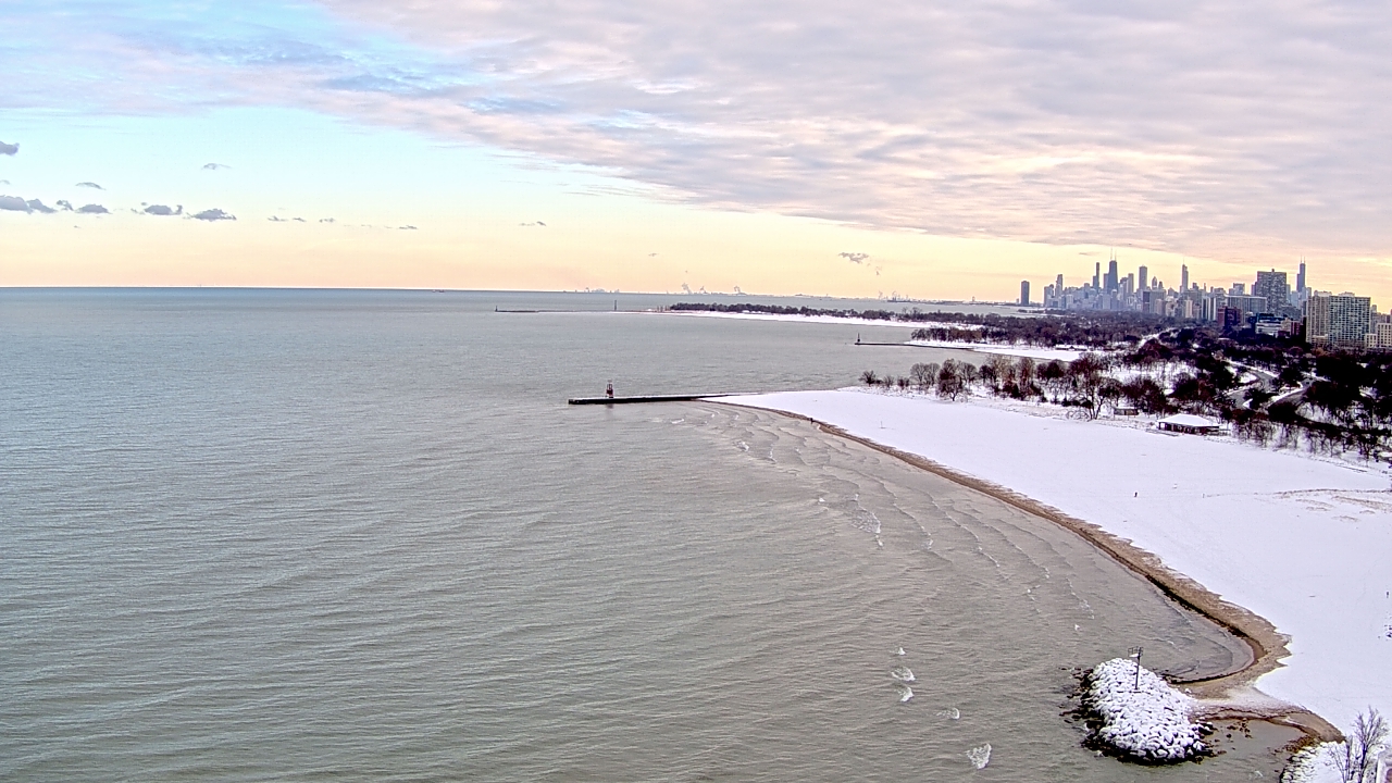 Thumbnail for current weather camera view from Edgewater Beach in Chicago, Illinois