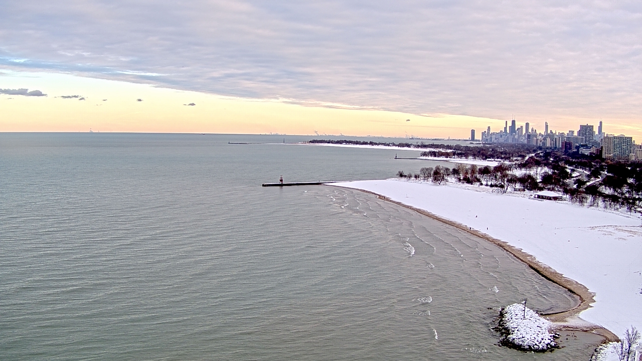 Thumbnail for current weather camera view from Edgewater Beach in Chicago, Illinois