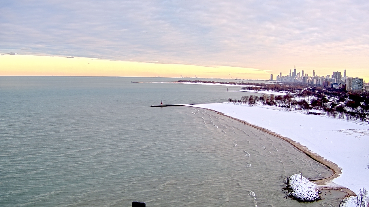 Thumbnail for current weather camera view from Edgewater Beach in Chicago, Illinois