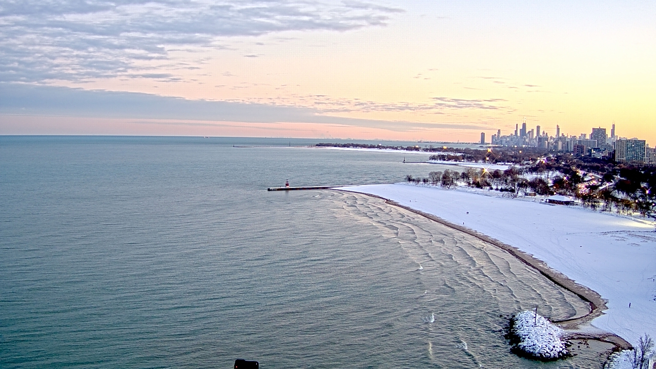 Thumbnail for current weather camera view from Edgewater Beach in Chicago, Illinois
