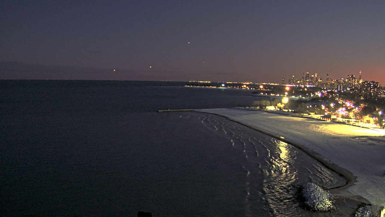 Thumbnail for current weather camera view from Edgewater Beach in Chicago, Illinois