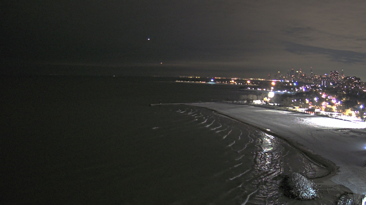 Thumbnail for current weather camera view from Edgewater Beach in Chicago, Illinois