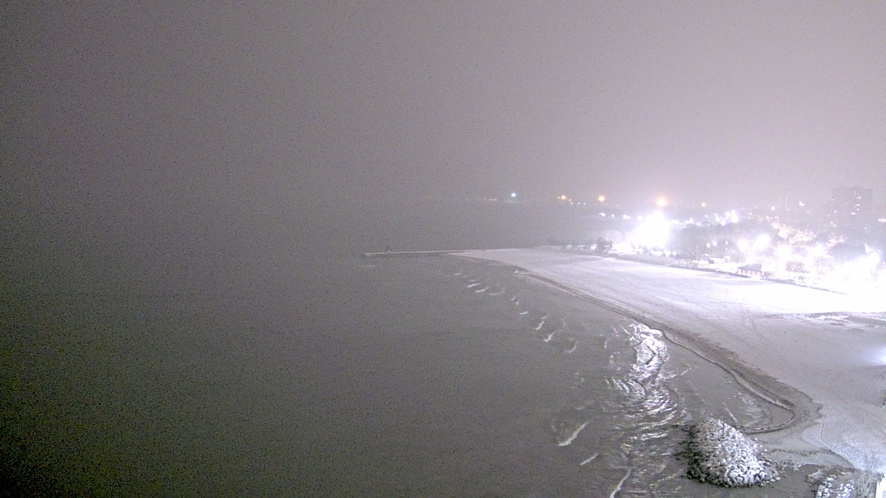 Thumbnail for current weather camera view from Edgewater Beach in Chicago, Illinois