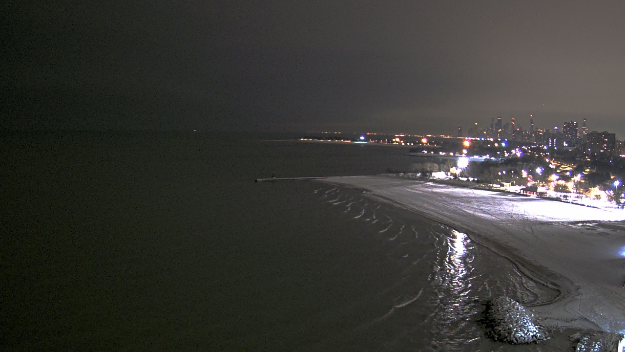 Thumbnail for current weather camera view from Edgewater Beach in Chicago, Illinois