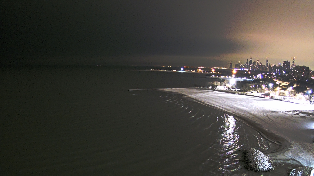 Thumbnail for current weather camera view from Edgewater Beach in Chicago, Illinois