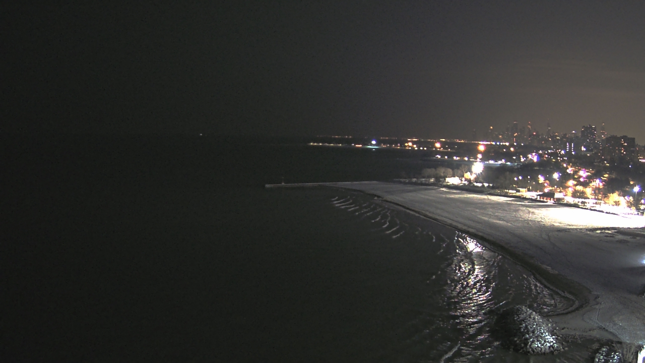 Thumbnail for current weather camera view from Edgewater Beach in Chicago, Illinois
